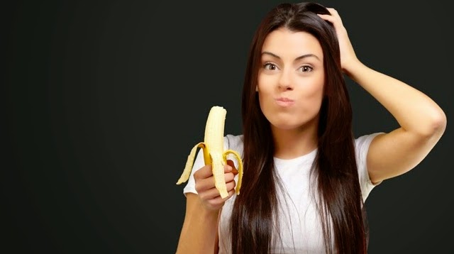 mujer comiendo plátano